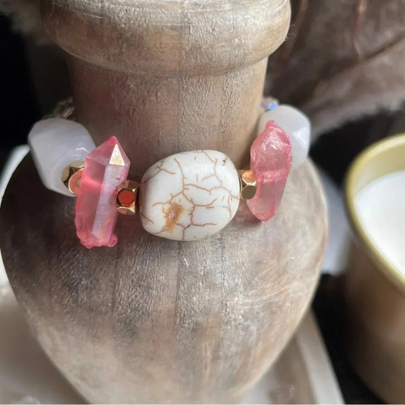 Beaded Stone Jewelry Set Earrings & Stretch Bracelet 7" Pink , Gold/White Stones - Picture 10 of 11